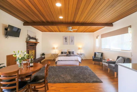 Hahndorf Lodge Pioneer Suite - Main Street Hahndorf On Site Secure Parking - ACT Tourism 1