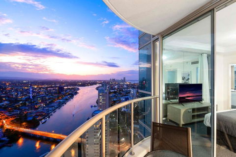 HIGH FLOOR GUARANTEE - 3 Bedroom Plus Study Apartments At Chevron Renaissance - Self Contained & Privately Managed - Wow Stay - ACT Tourism 0