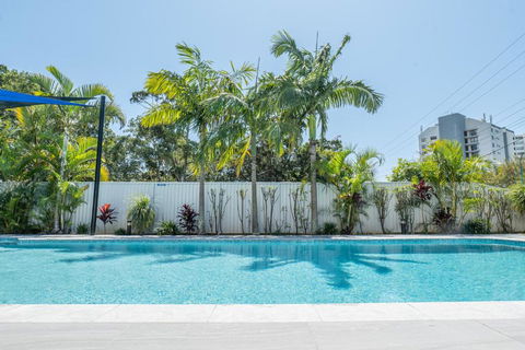 HEART OF BURLEIGH Holiday Villa - Perfect Location With Pools - ACT Tourism 0