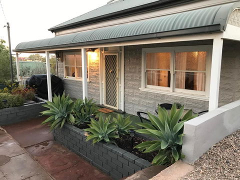 HILLSIDE HAVEN CHARMING C1920 COTTAGE Pet Friendly Sleeps 1 - 6 - ACT Tourism 2