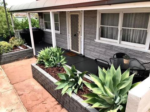 HILLSIDE HAVEN CHARMING C1920 COTTAGE Pet Friendly Sleeps 1 - 6 - ACT Tourism 1