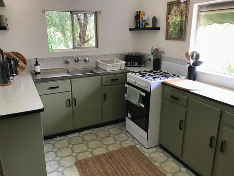 HILLSIDE HAVEN CHARMING C1920 COTTAGE Pet Friendly Sleeps 1 - 6 - ACT Tourism 3