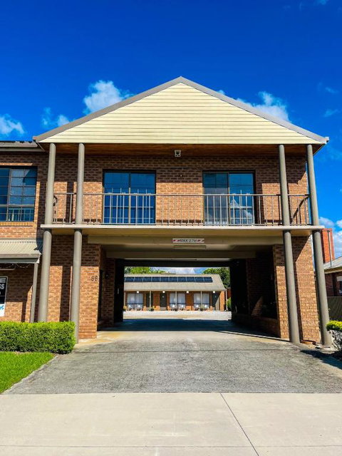Holbrook Town Centre Motor Inn - ACT Tourism 0
