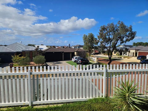 House In Ellenbrook - ACT Tourism 2
