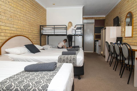 Albert Park Motor Inn - ACT Tourism 1