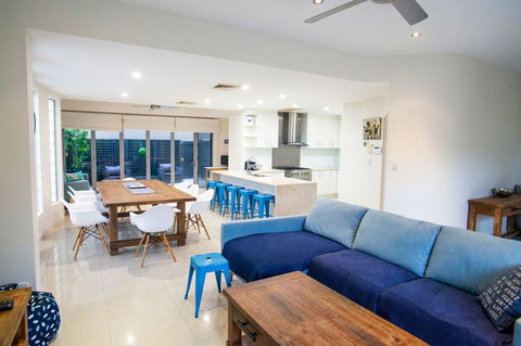 Alexandra Headland Luxury Townhouse - ACT Tourism 0