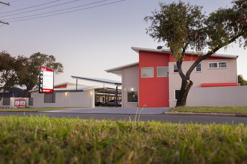 Altitude Motel Apartments - ACT Tourism 0