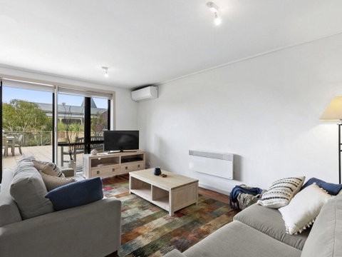 APARTMENT 23 PACIFIC APARTMENTS - Sit On The Deck And Soak In The View - ACT Tourism 3