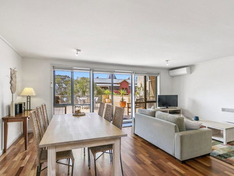 APARTMENT 23 PACIFIC APARTMENTS - Sit On The Deck And Soak In The View - ACT Tourism 1