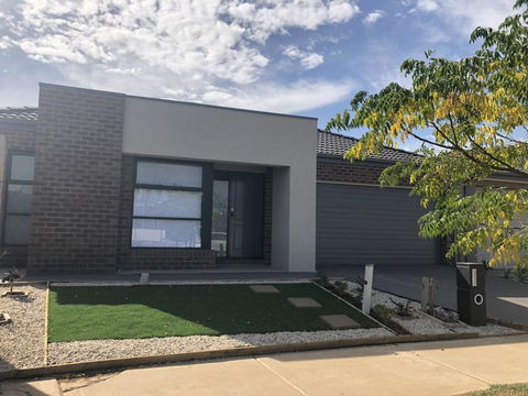 Apple House Tarneit North - ACT Tourism 0