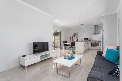 Ardross Short Stays - ACT Tourism 1