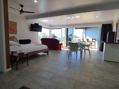 ArtHOUSE Beachfront Accommodation - ACT Tourism 3