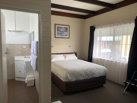 Ashton Motel - ACT Tourism 0