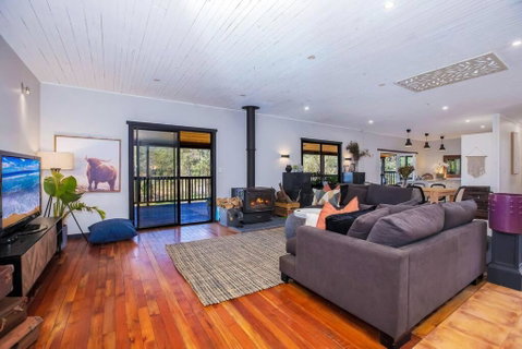 Luxury Farm House On 20 Acres - Sleeps 22 - ACT Tourism 0