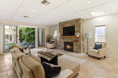 Luxury Beach House - Footsteps To Beach - ACT Tourism 1