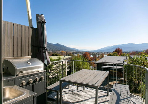 Luxury Scandinavian Townhouse - ACT Tourism 3