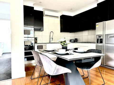 Luxury Stay In Williamstown - ACT Tourism 0
