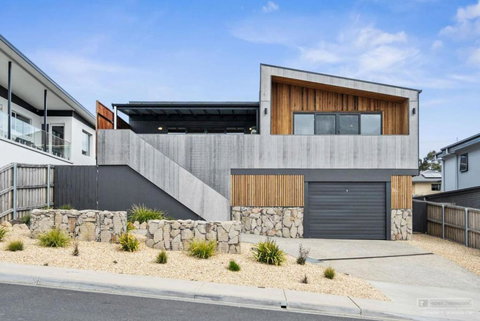 Magnificent Home, Water Views - ACT Tourism 0