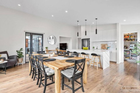 Magnificent Home, Water Views - ACT Tourism 1