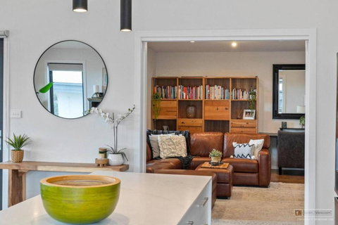 Magnificent Home, Water Views - ACT Tourism 3