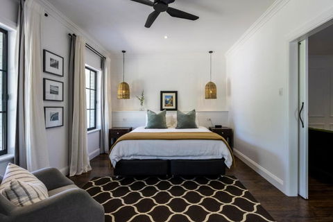 MAIN STREET RETREAT - King BRs, Comp Minibar, Breakfast Prov, Fireplaces - ACT Tourism 1