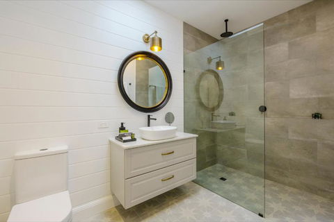 MAIN STREET RETREAT - King BRs, Comp Minibar, Breakfast Prov, Fireplaces - ACT Tourism 2