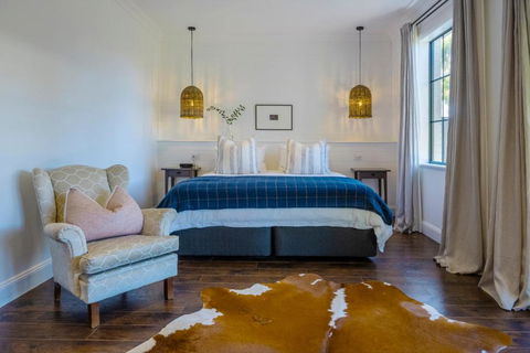 MAIN STREET RETREAT - King BRs, Comp Minibar, Breakfast Prov, Fireplaces - ACT Tourism 0