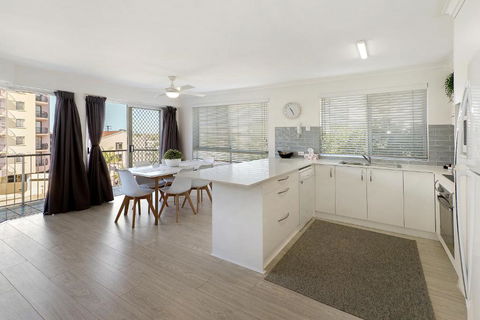 MAINSAIL8- MOOLOOLABA BEACH - ACT Tourism 2