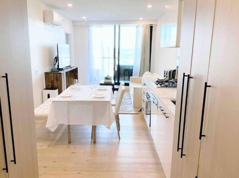 M-city Shopping Center Apartment - Executive Twin King Ensuites - Fully Equipped - Free Parking, Fast Wifi, Smart TV, Netflix, Complementary Drinks & Amenities - Clayton 3168 - ACT Tourism 0