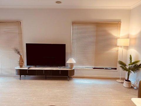 MEL-Point Cook Elegant Four-Bedroom House - ACT Tourism 1