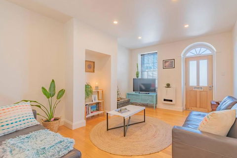 MELVINGTON BOUTIQUE APARTMENT IN HOBART CBD O - ACT Tourism 0