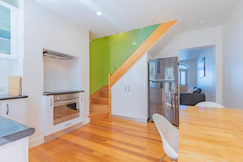 MELVINGTON BOUTIQUE APARTMENT IN HOBART CBD O - ACT Tourism 2