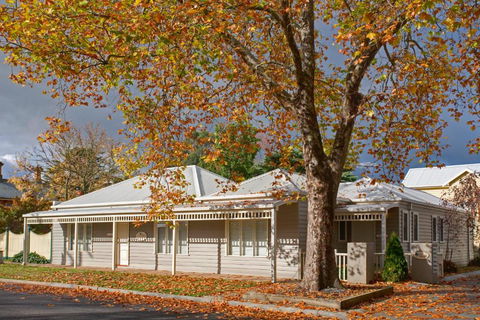 Mews Cottages - ACT Tourism 0