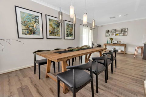 Mid Century 4 Bedroom Getaway In Barossa Vineyard - ACT Tourism 2