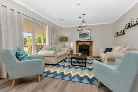 Mid Century 4 Bedroom Getaway In Barossa Vineyard - ACT Tourism 0