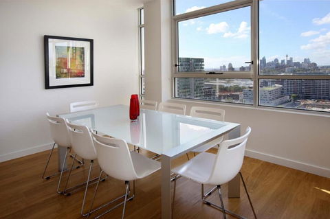 Moore To See - Modern And Spacious 3BR Zetland Apartment With Views Over Moore Park - ACT Tourism 1