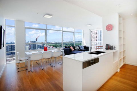 Moore To See - Modern And Spacious 3BR Zetland Apartment With Views Over Moore Park - ACT Tourism 3