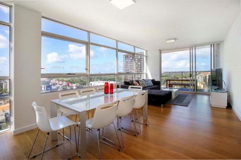 Moore To See - Modern And Spacious 3BR Zetland Apartment With Views Over Moore Park - ACT Tourism 0