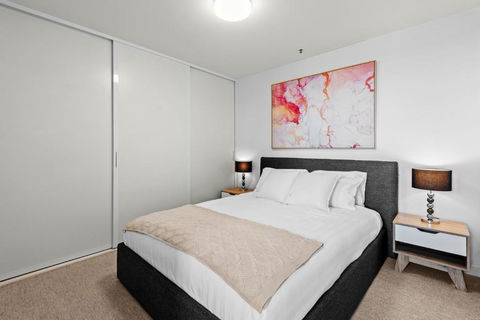 Modern 1-Bed & City Views, Steps From Racecourse - ACT Tourism 1