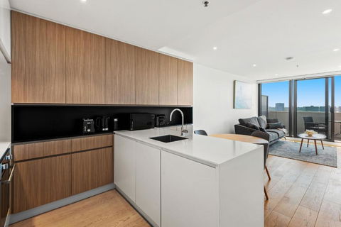 Modern 1-Bed & City Views, Steps From Racecourse - ACT Tourism 2