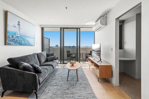 Modern 1-Bed & City Views, Steps From Racecourse - ACT Tourism 3