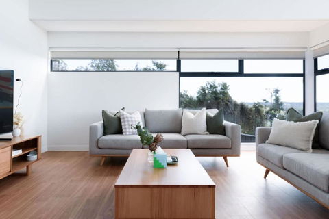 Modern Beaconsfield Retreat With Town Views - ACT Tourism 0