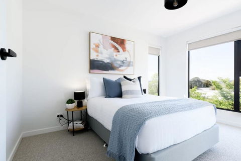 Modern Beaconsfield Retreat With Town Views - ACT Tourism 3