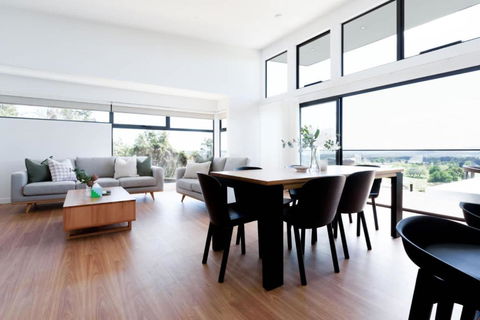Modern Beaconsfield Retreat With Town Views - ACT Tourism 2