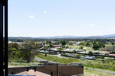 Modern Beaconsfield Retreat With Town Views - ACT Tourism 1