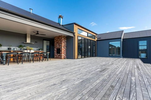 Modern Farmhouse - ACT Tourism 0