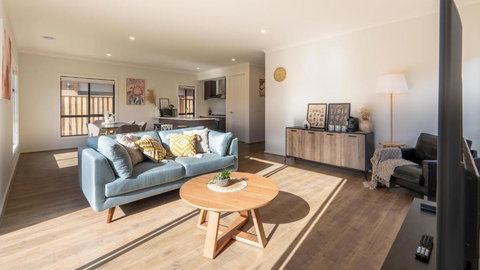 Modern New Homly House At Clyde - ACT Tourism 1