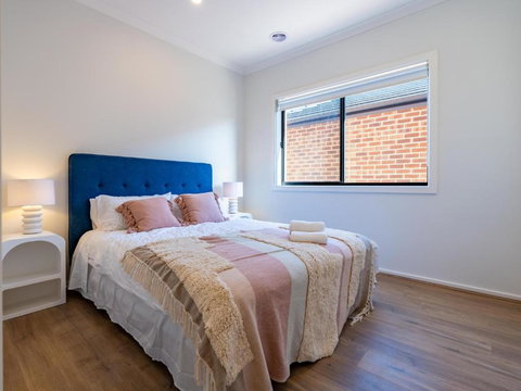 Modern New Homly House At Clyde - ACT Tourism 3