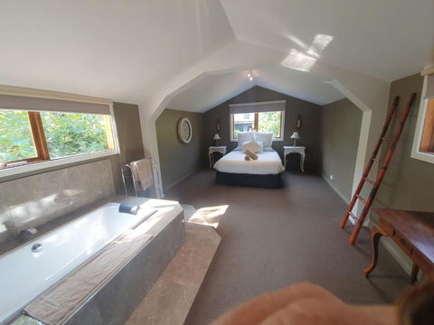 Montrose Barn House - ACT Tourism 0