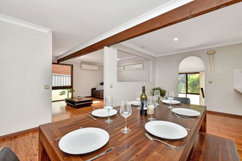 NEW PropertyBreezy Bayside Haven At Brightwaters - ACT Tourism 1